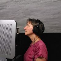 claudia im Tonstudio